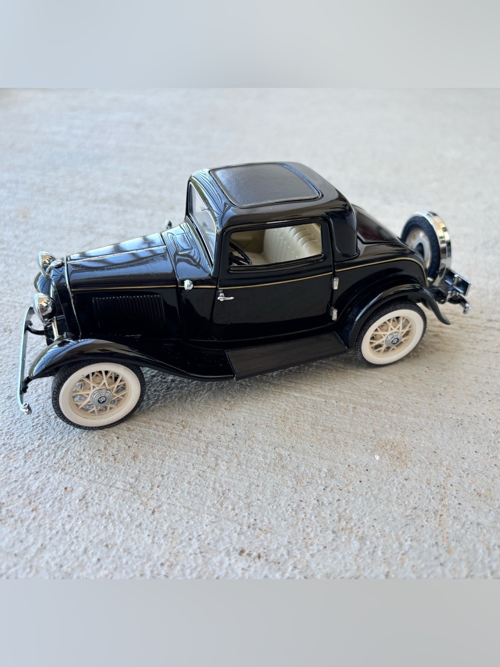 Franklin Mint 1:24 1932 Ford Deuce Coupe Diecast Model